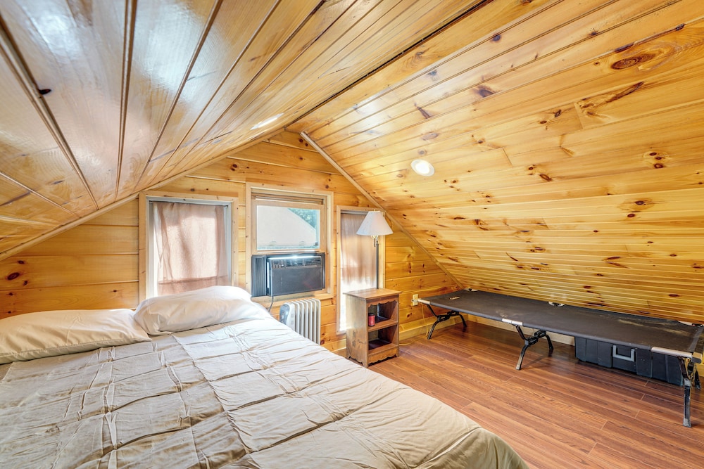 Rustic, Woodsy Cabin in Palestine w/ Pool Table!