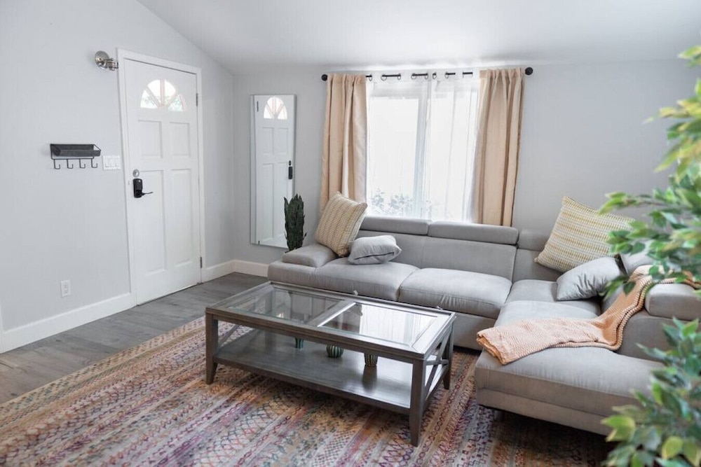 Updated 1BR House in Glendale With Private Fenced Yard p55
