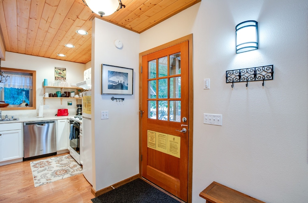 04SL - Hot Tub - BBQ - Pets OK - Sleeps 5 view 2