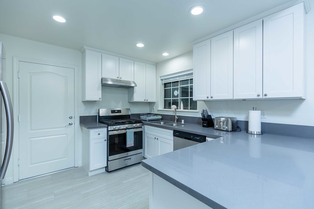 Elegant Pasadena Retreat Prime Comfort Awaits