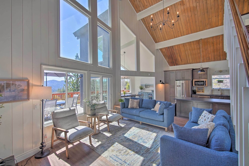Stunning Lake Arrowhead Home: Decks & Hot Tub view 4