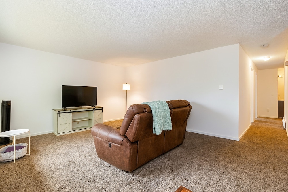 Bright 2BR Lynnwood Retreat