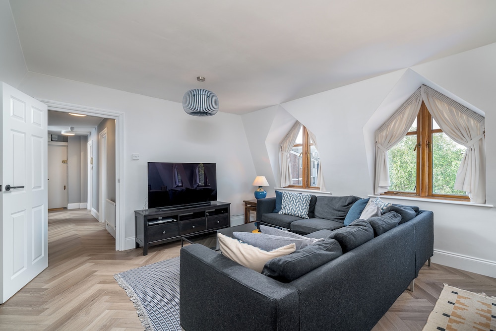 Chic 2BR Battersea Flat - Terrace & Pet-Friendly