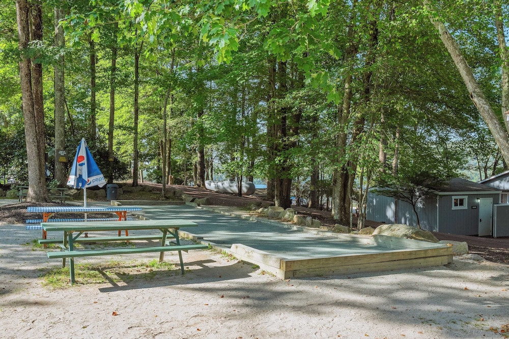 Highland Hideaway by Avantstay Group Poconos Retreat w/ Patio + Game Room