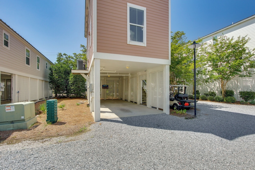 Walk to Beach: Cottage w/ Yard in Pass Christian!