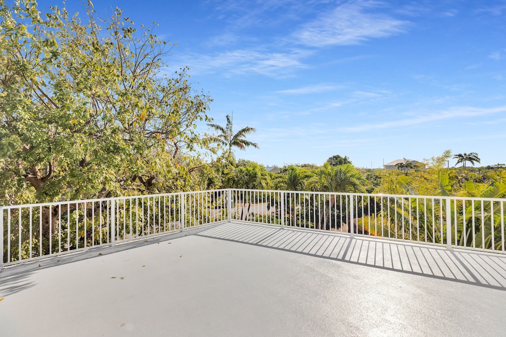 New Listing! Reel Joy Waterfront Luxe With Pool And Private Dock 4 Bedroom Home