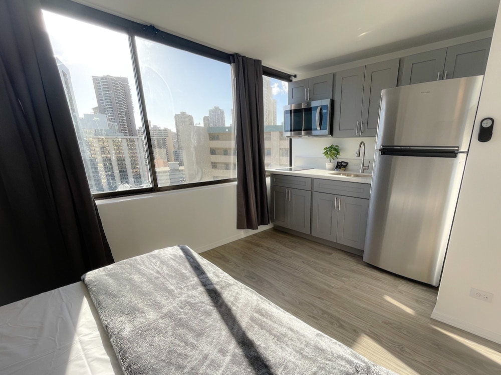 Hawaiian Monarch 1804 Condo by RedAwning view 2