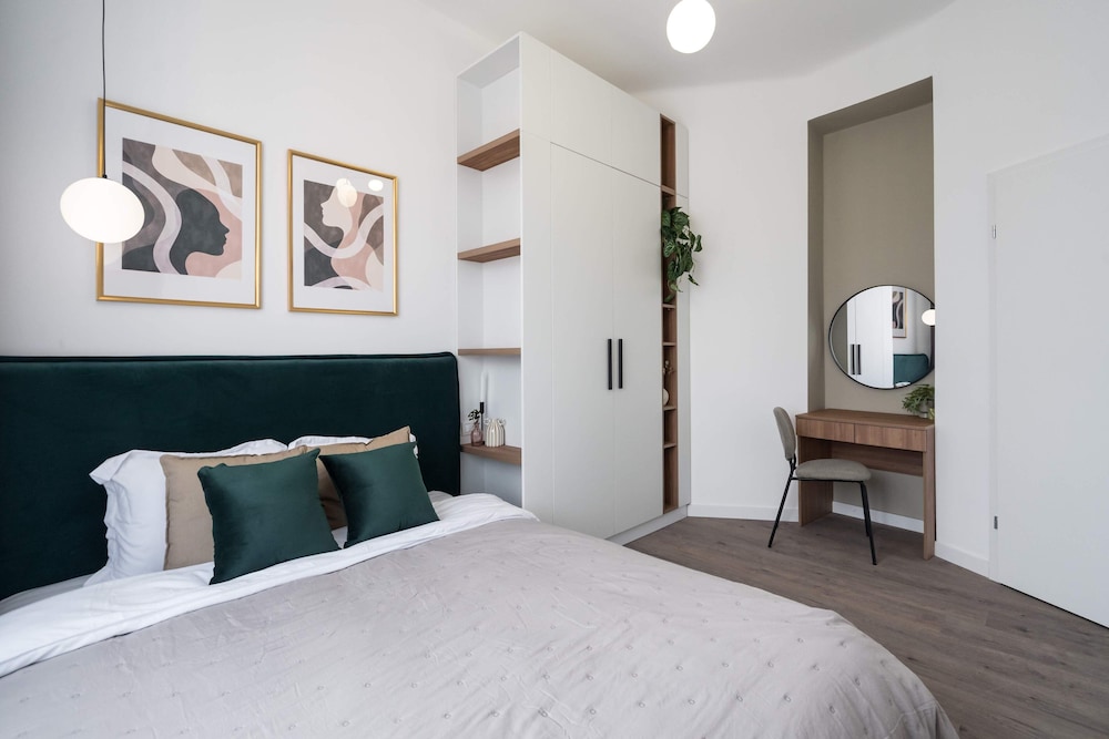 Contemporary Aparthotel 2-BR Flats Near Old Town, Quiet & Serene
