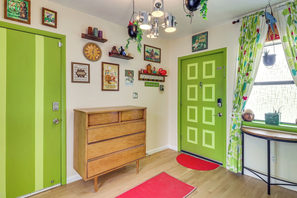 Outdoor Bar & Large Pool: Retro ABQ Retreat!