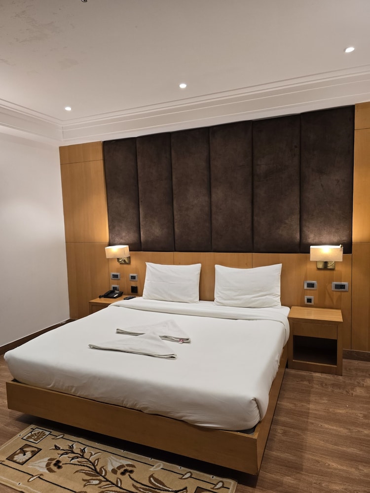 HOTEL SHEMRON