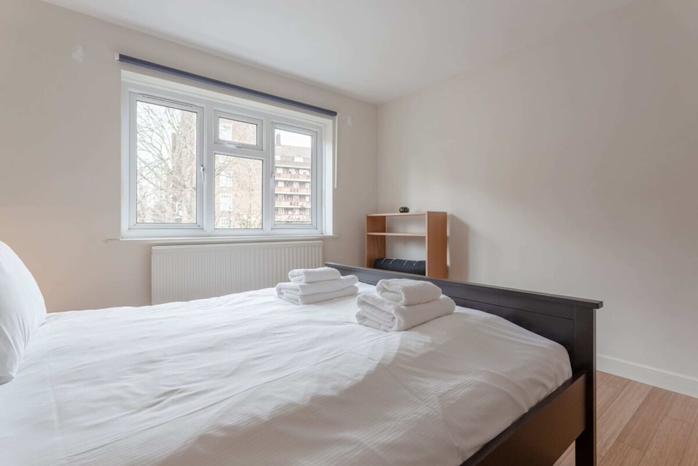 Well Located 2 Bedroom 1 Bath in Elephant & Castle