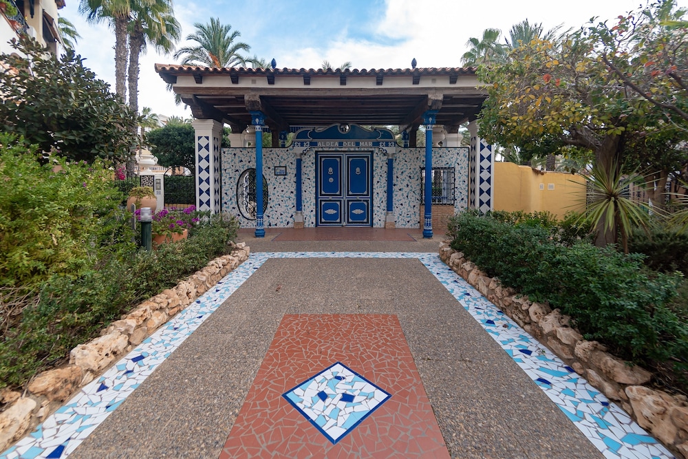Comfortable Spacious Family House, Large Terrace and Garden, Beach and Bars