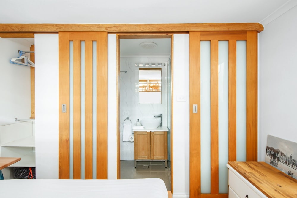 Stylish Inner City 2-bed Unit by Fig Lane Park