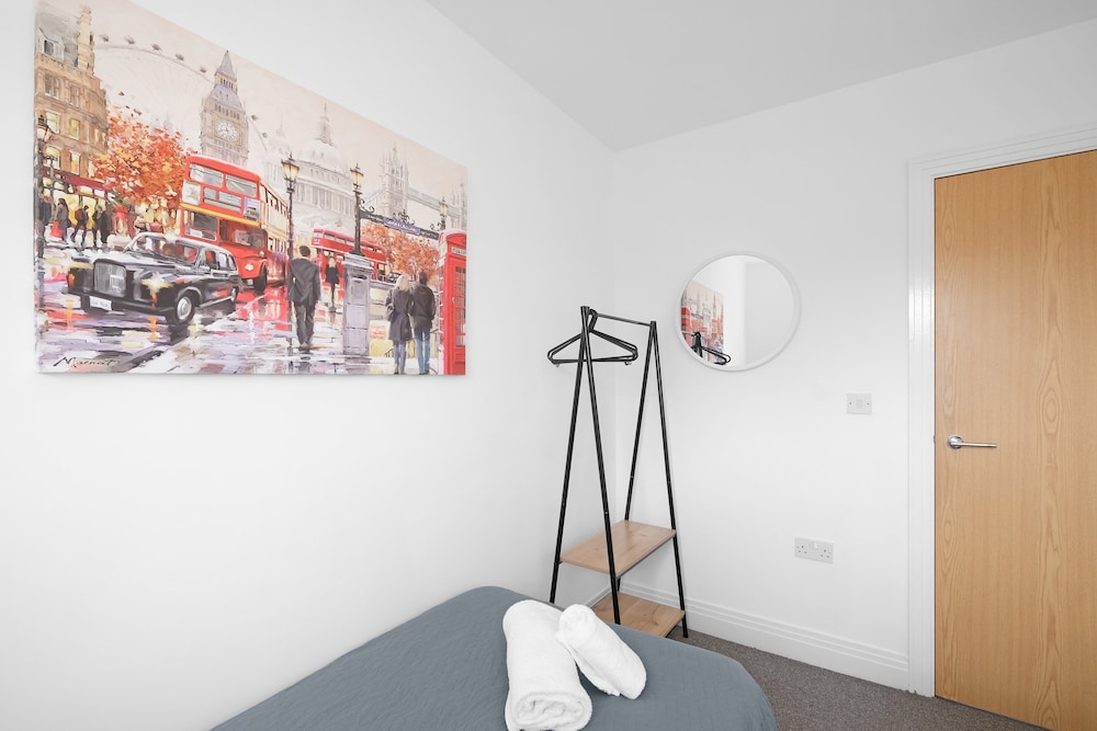 Spacious 6 Bedroom House in Denton Way