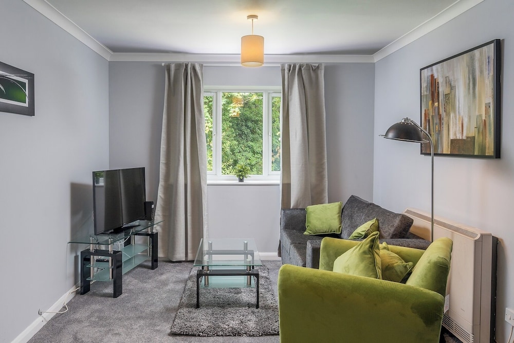 Modern 1-bedroom in Crawley With Free Parking