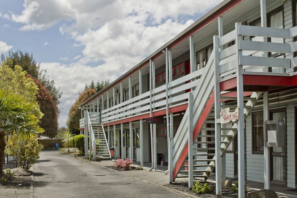 Smoke Lake Hot Springs Lodge and Camp