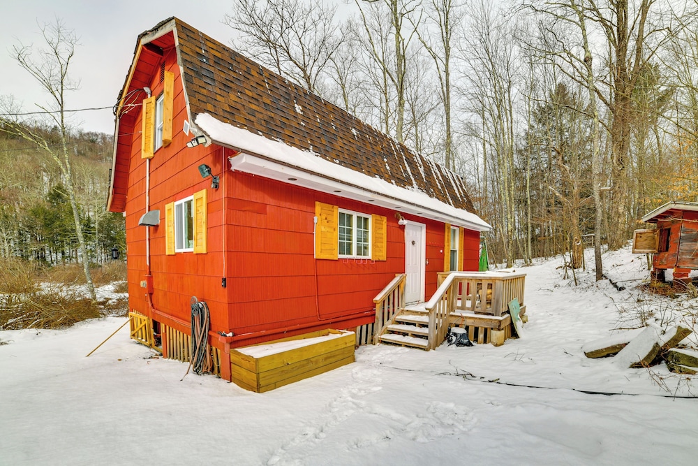Mtn-view Deck & Grill: Creekside Catskills Cabin!