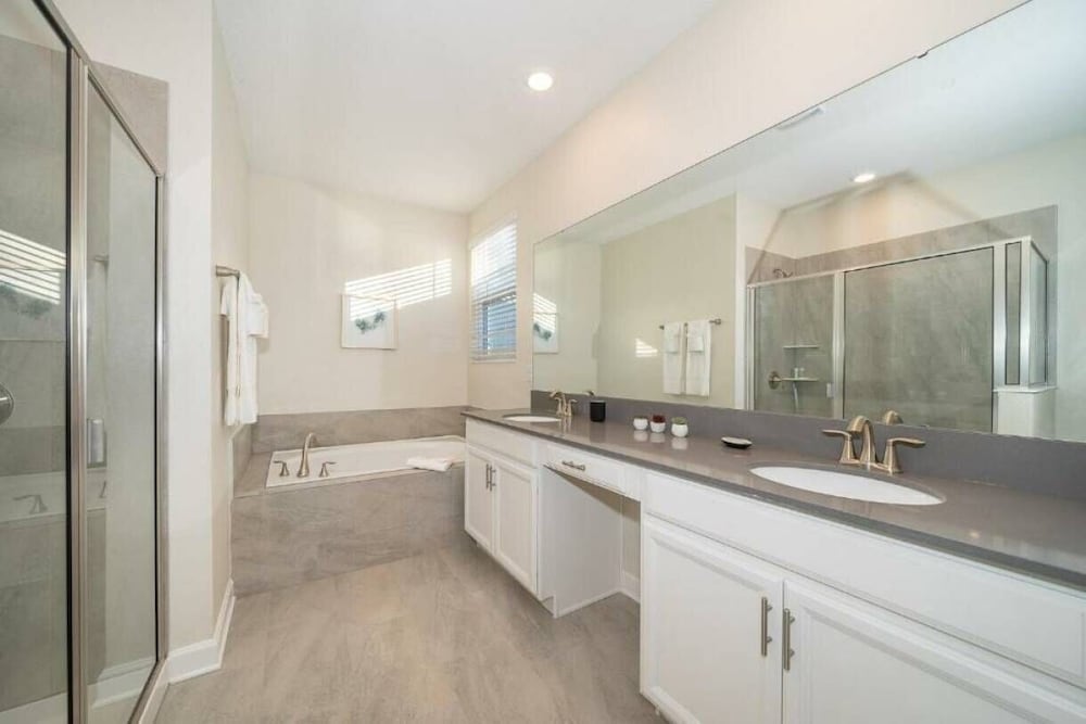 Sleeps 17 - Luxury 6bdhome With Pool Storey Lake