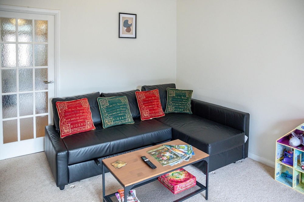 3BR Detached Bungalow w/Parking