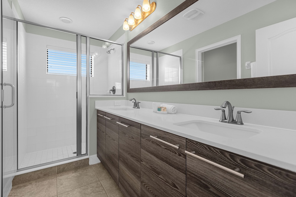 Near Disney & Legoland: Spacious Poolside Oasis!