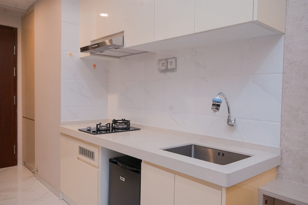 Simply And Cozy Studio Room At Sky House Bsd Apartment