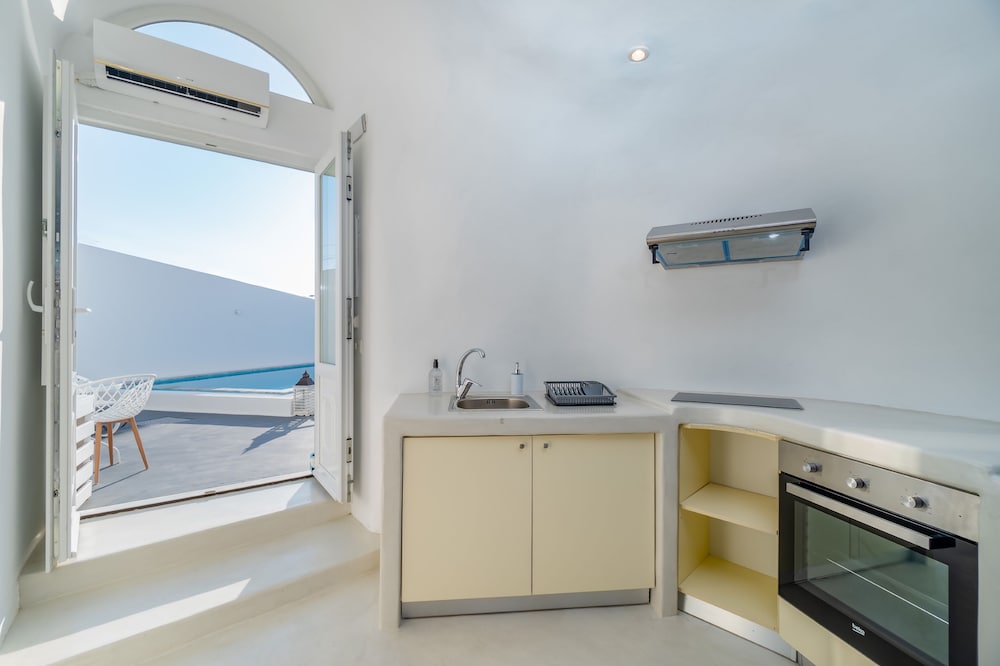 Santorini Sunsets Oasis