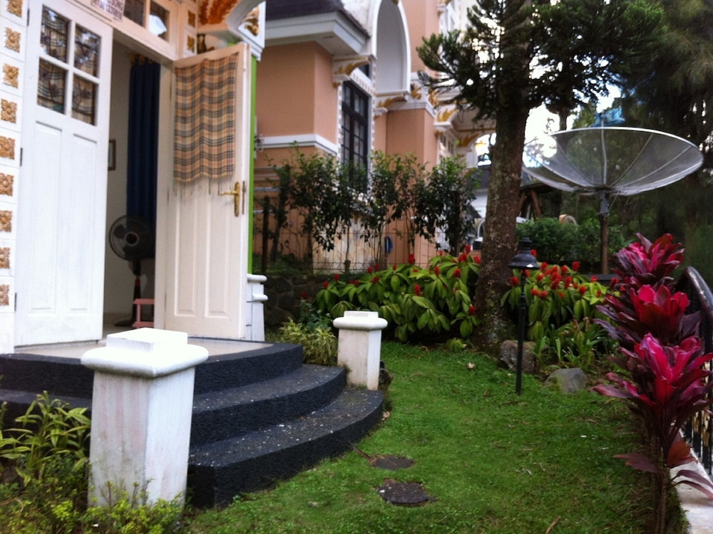 Villa Kota Bunga Dahlia