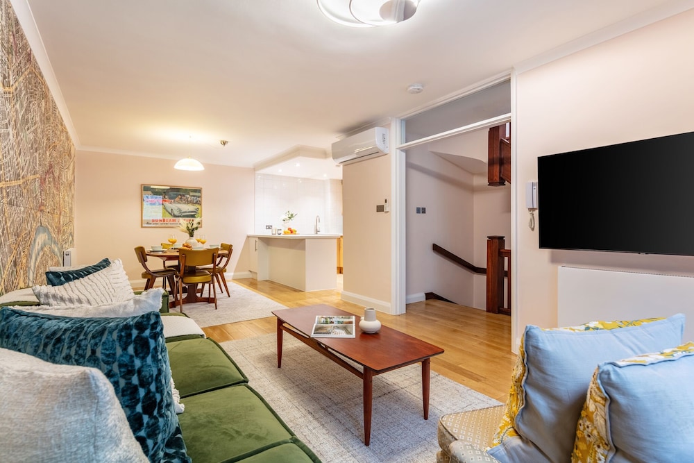 Spacious 2BR House by Madame Tussauds