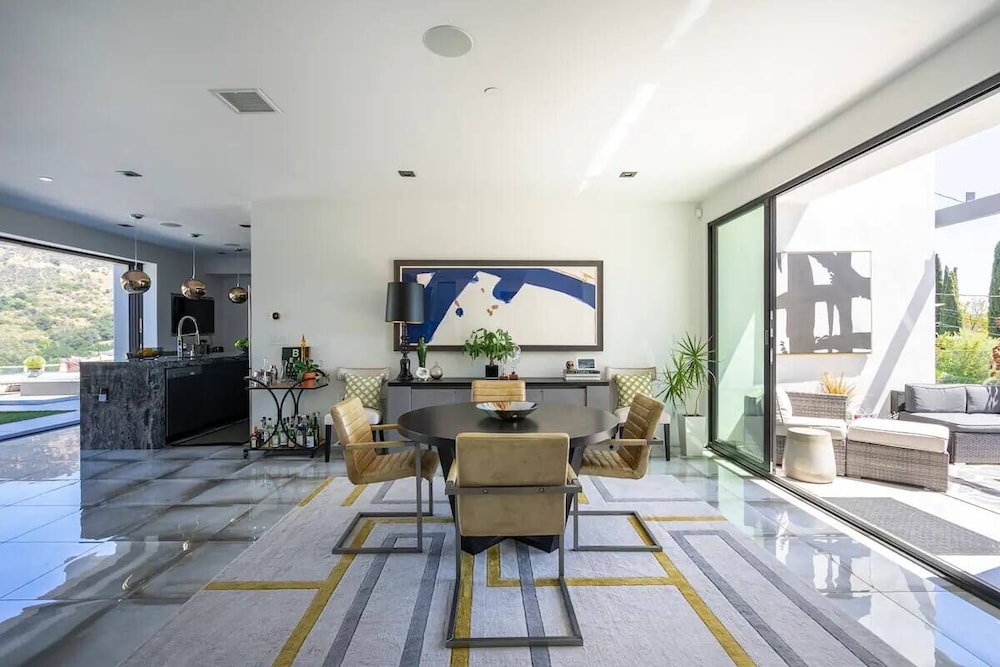 Troy Dr - Sleek & Modern Hollywood Hills Home With Stunning Views