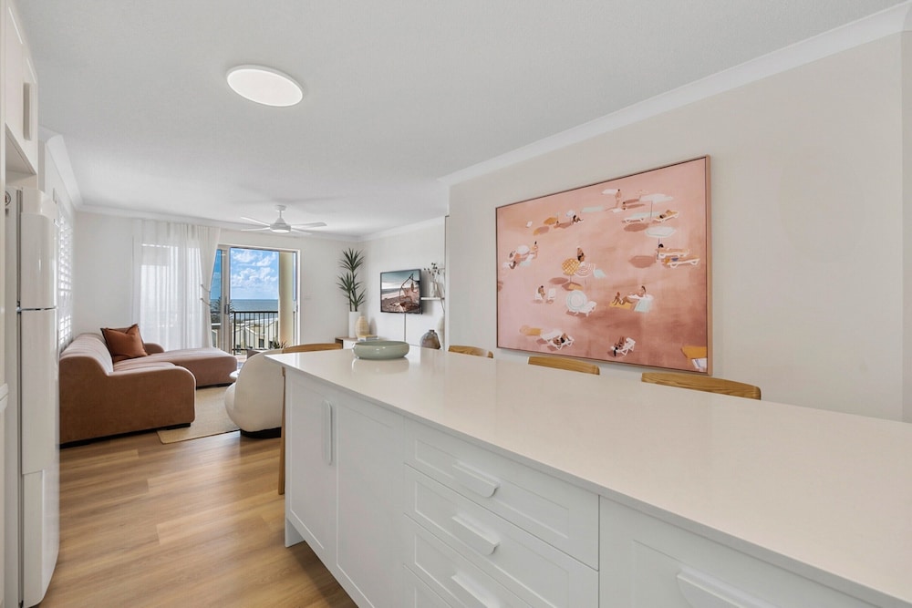 Bright 2-bed Apartment With Stunning Ocean Views