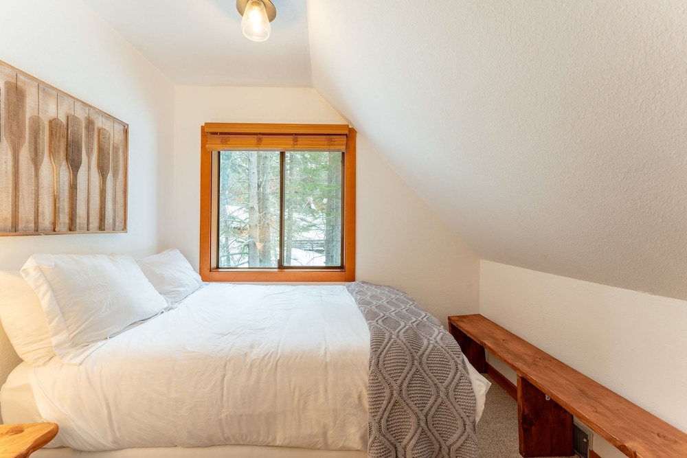 Indigo Owl by Avantstay Cabin w Firepit Minutes to Lake Slopes