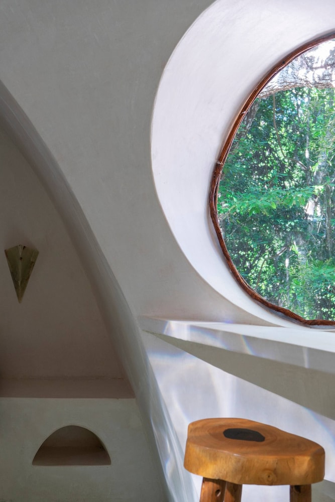 Room in Lodge - Unique Jungle Dome 2 Queen Beds