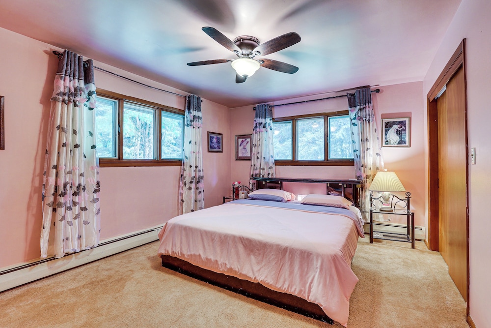 Pet-friendly Grove City Home w/ Lake on 19 Acres!