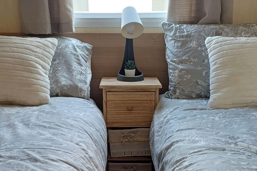Luxury Family Lodge, Decking, Parking, Tattershall