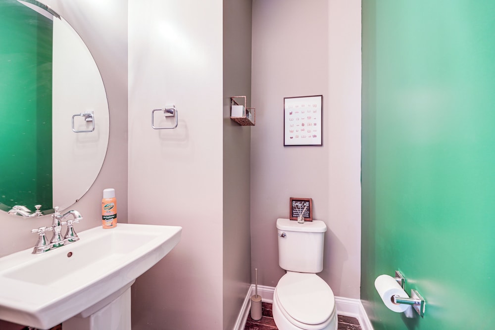 Pet-friendly Abode w/ Balcony in East Nashville!