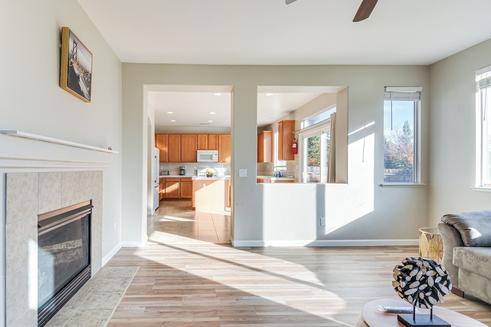 3 Mi to Downtown Merced: Family-friendly Home
