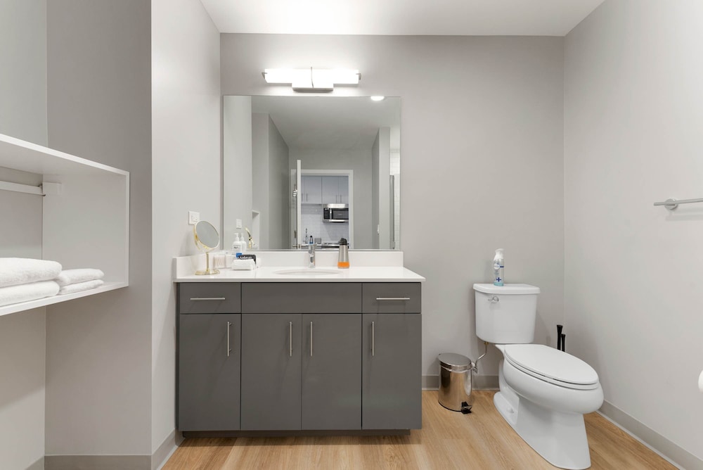 Modern 4BR Free Pkg Near Train Dining
