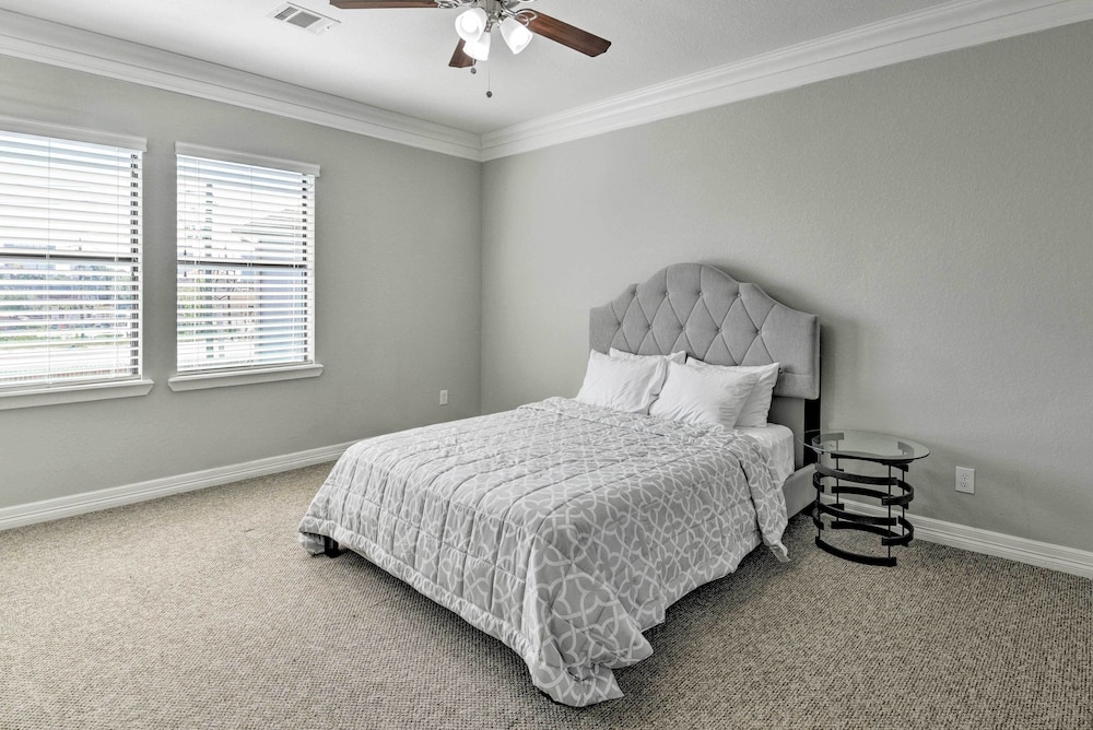 Spacious Houston Home ~ 16 Mi to NRG Stadium! view 2