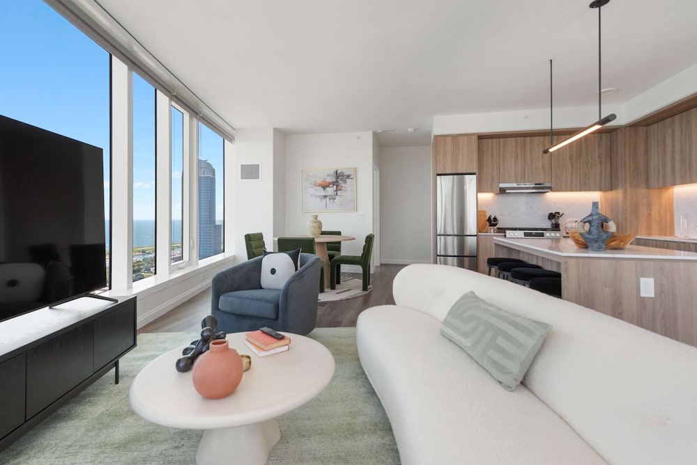 Top-tier Stay 49th Fl Lakefront City Views