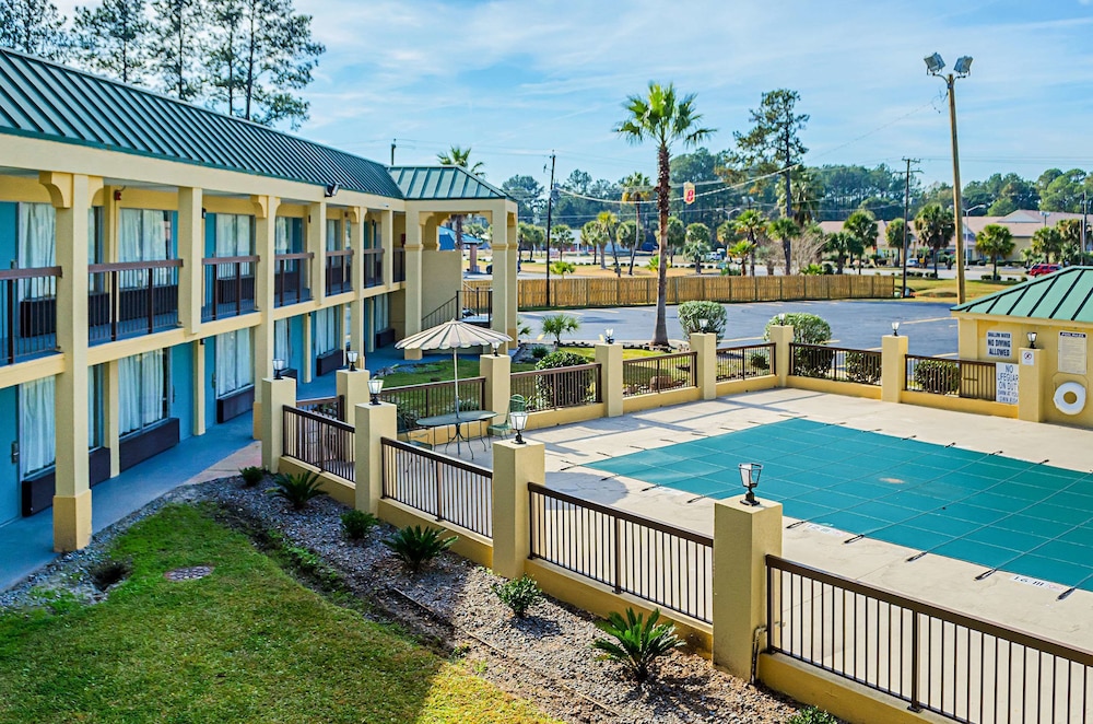 Hotel Econo Lodge Inn & Suites Hardeeville I-95 - Image 1