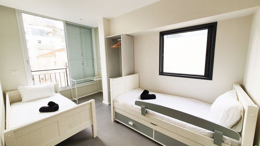 New 3 Bedroom Huge Roof Top 3 min Beach TL57 view 4