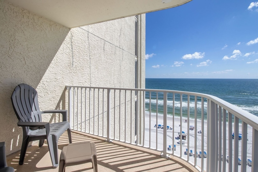 3BR Gulf-front Luxury w/ Pool Bar & Spa Baths