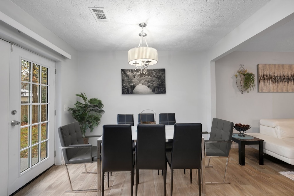 Family-friendly 3br Oasis In Powder Springs 3 Bedroom Home