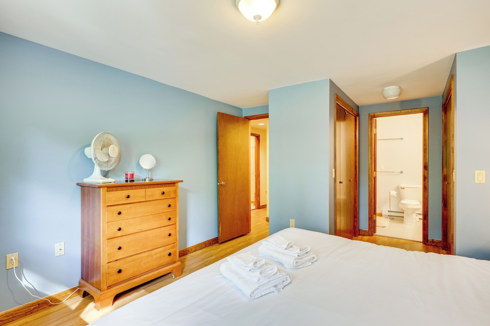 Near Skiing & Hiking! North Conway Gem w/ Balcony