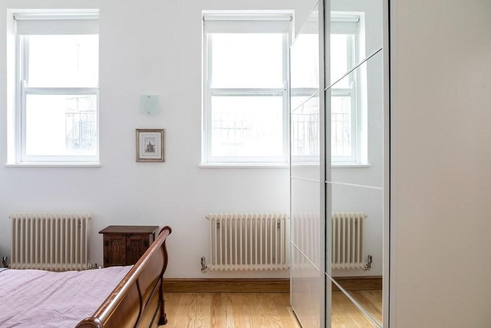 Specious Family Kensington 5-bed House, Sleeps 12