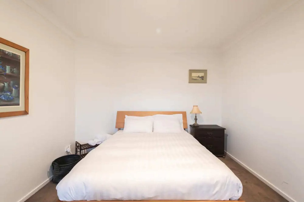Spacious 2 Bedroom Apartment in Brunswick With Patio and Parking view 2