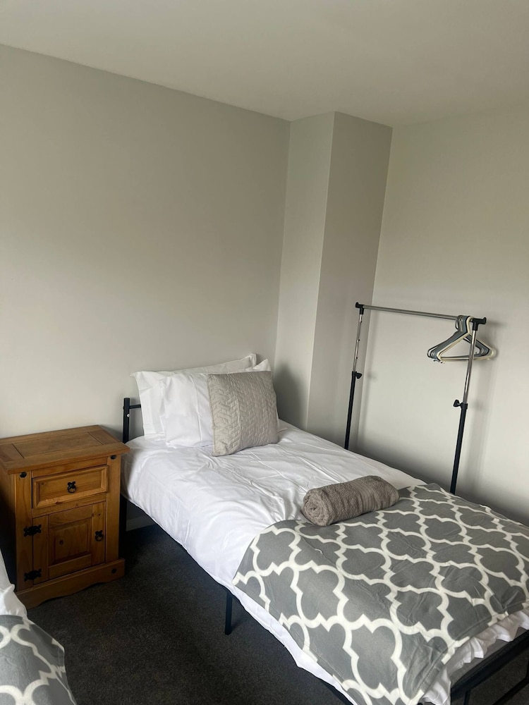 Comfortable 3 Bedroom House-ng5,sleeps 5 view 4