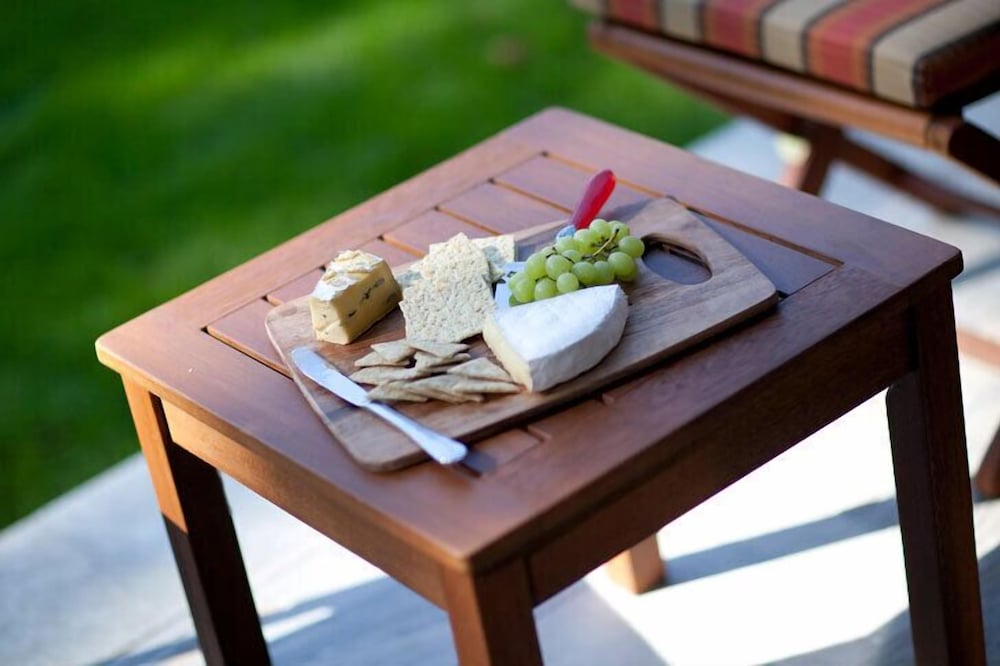 Vernon Vacations - OKeefe's Landing Bed  Breakfast - Property Image 10