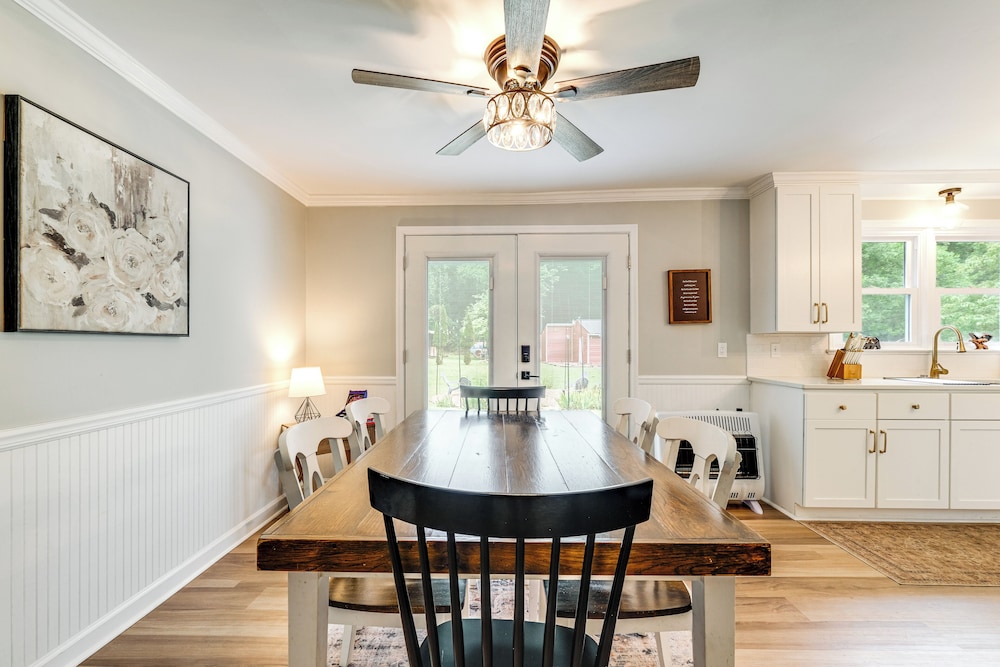 Alleghany Mountain Cottage w/ Porch & Backyard
