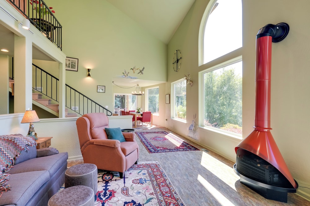 Prime Mckenzie River Gem: Sunroom + Views!